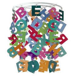 Κρεμαστό φωτιστικό με ιδιαίτερο σχέδιο σε παιδικό δωμάτιο Κρεμαστό φωτιστικό με ιδιαίτερο σχέδιο σε παιδικό δωμάτιο